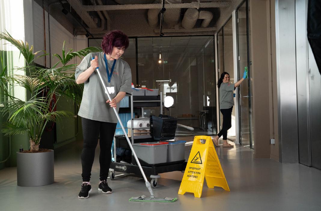 Twee Reino schoonmaakmedewerksters aan het werk in een kantoor