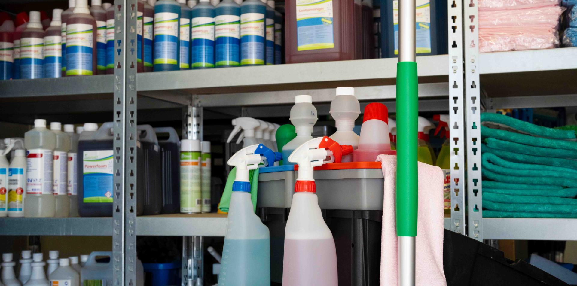 Schoonmaakspullen van Reino op stellingkasten in het magazijn