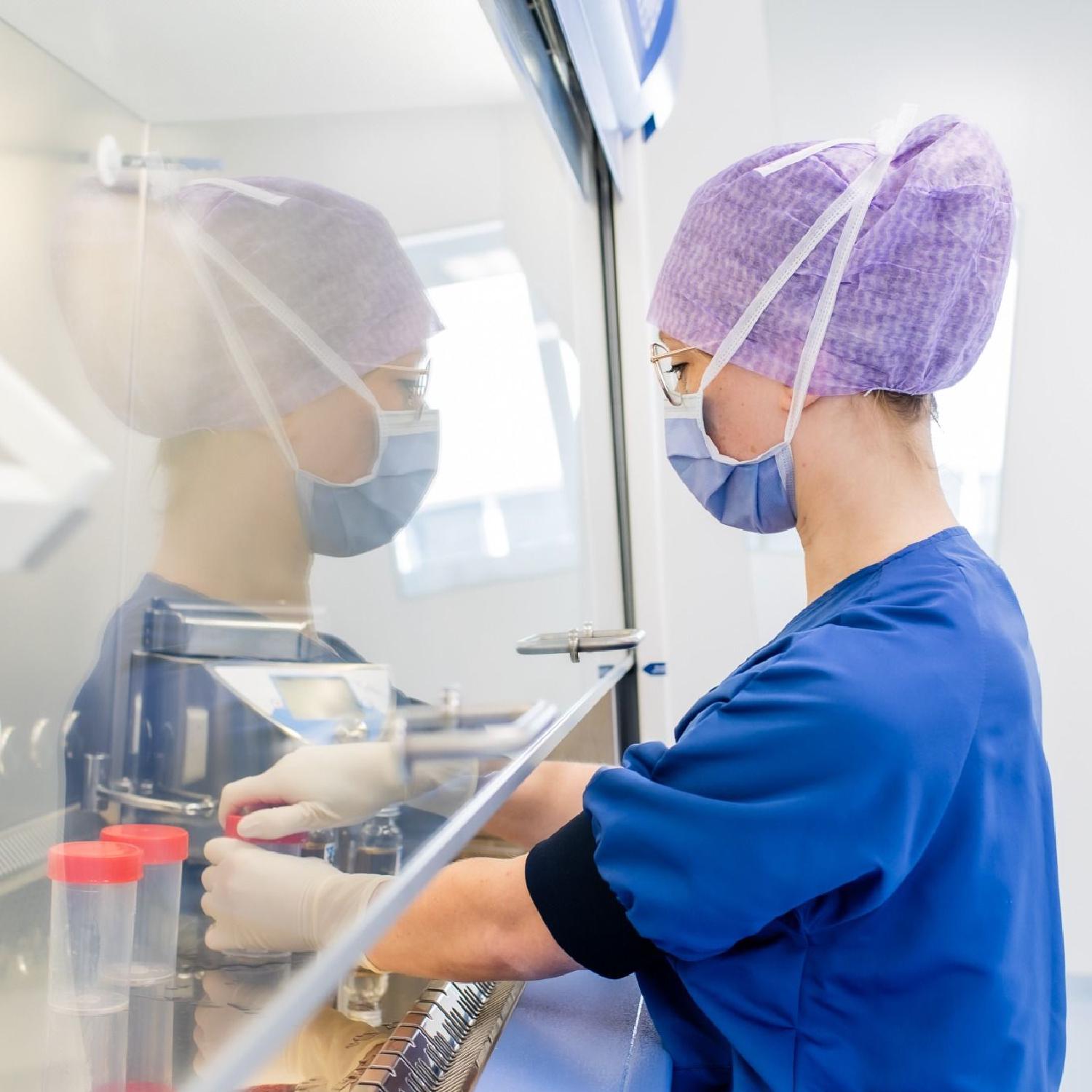 Laborant in beschermende kleding werkt bij ETB BioLife