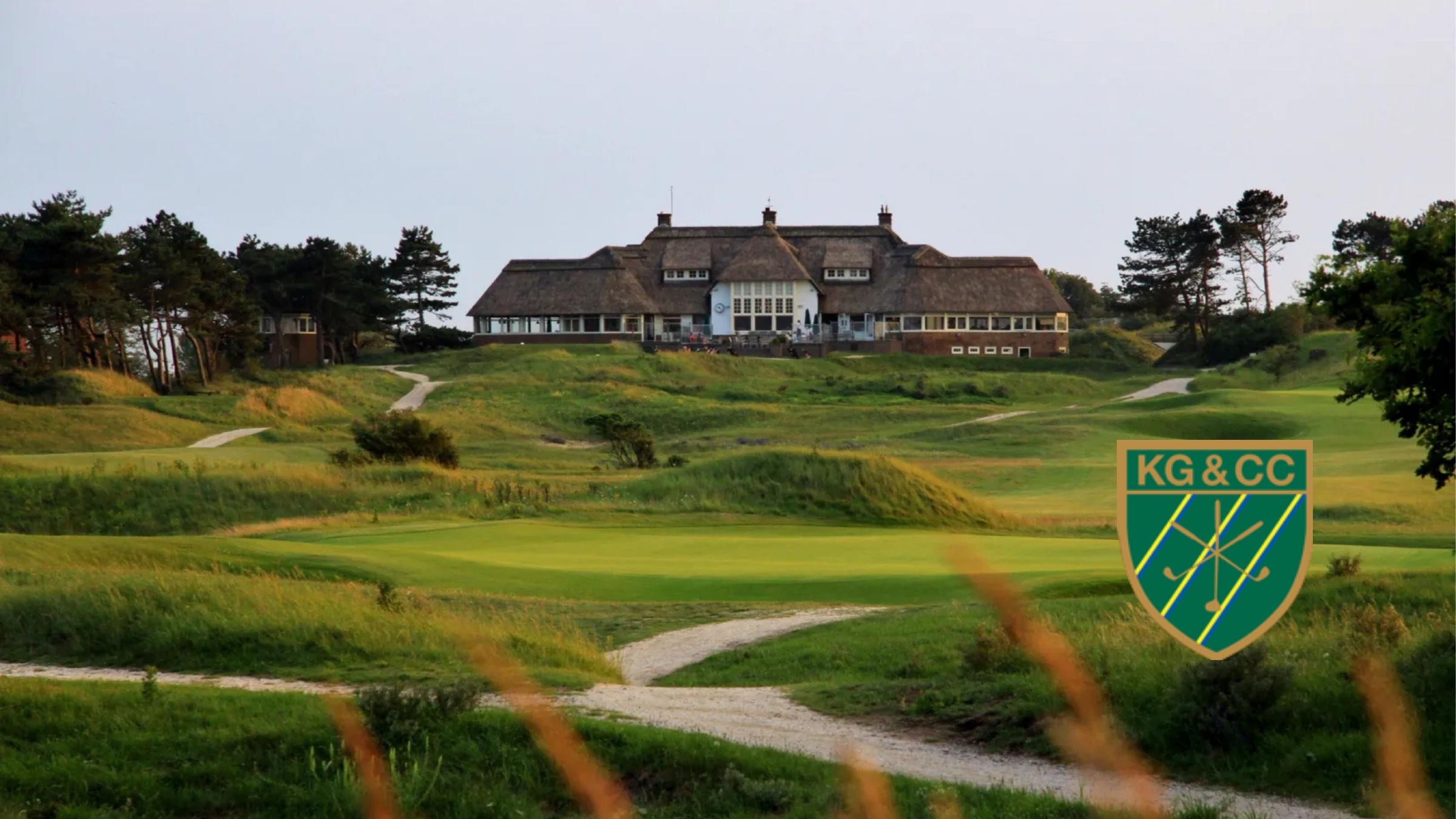 Het clubhuis van Kennemer Golf & Country Club omgeven door de golfbaan in de duinen