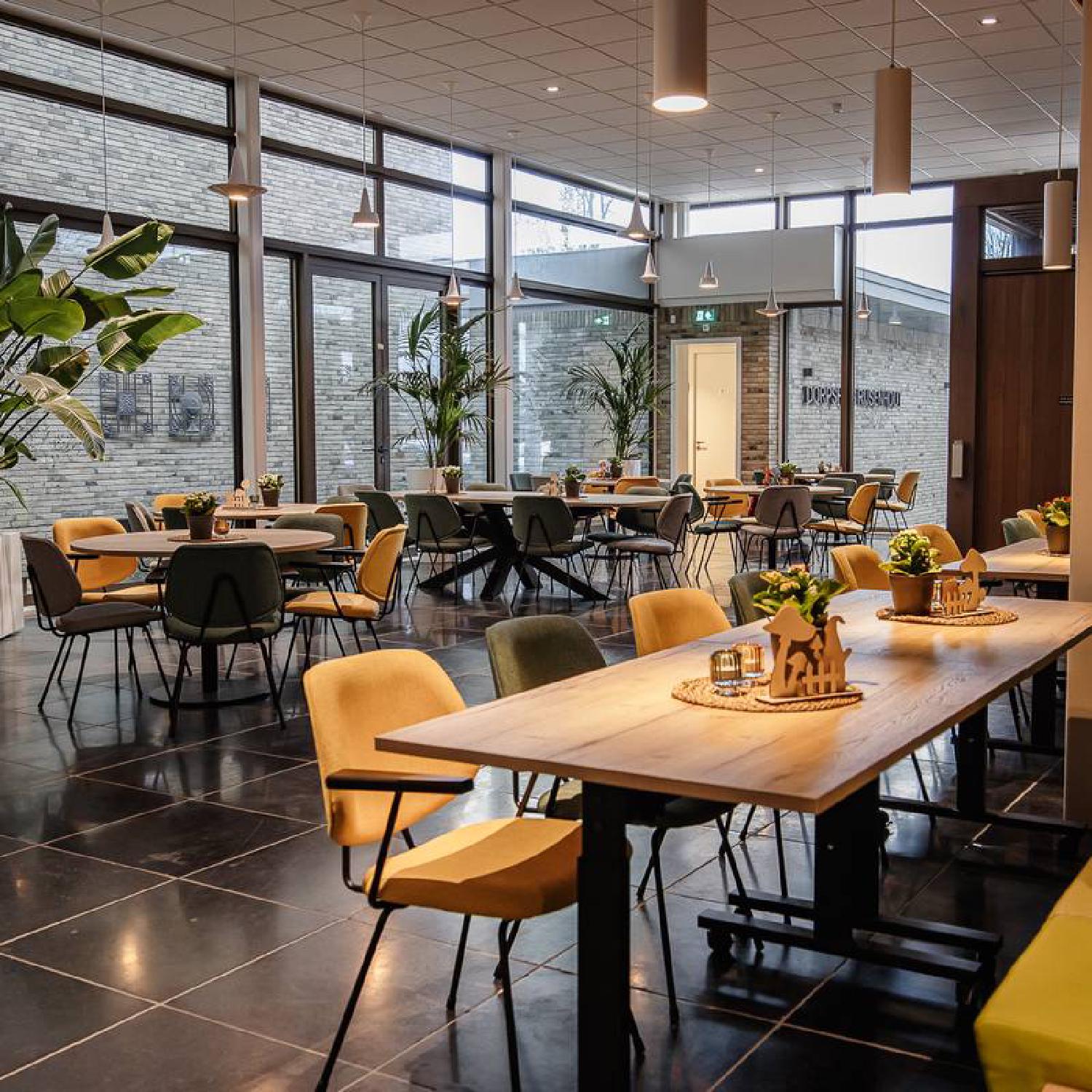Interieur van de Maatvast locatie in Rijsenhout met tafels en stoelen